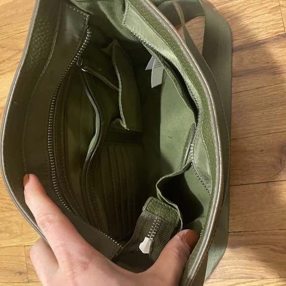 Tommy Bahama Green Nylon Crossbody Bag Adjustable Strap Multiple Pockets Travel - Picture 7 of 8